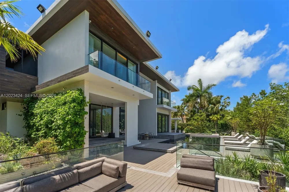 132 Paloma Dr, Coral Gables, FL 33143