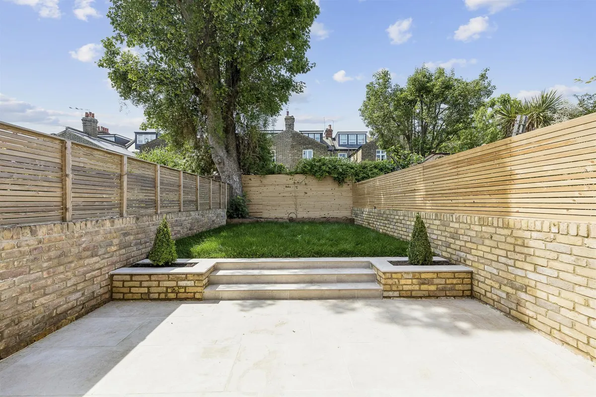 Lynton Road, London 6BL