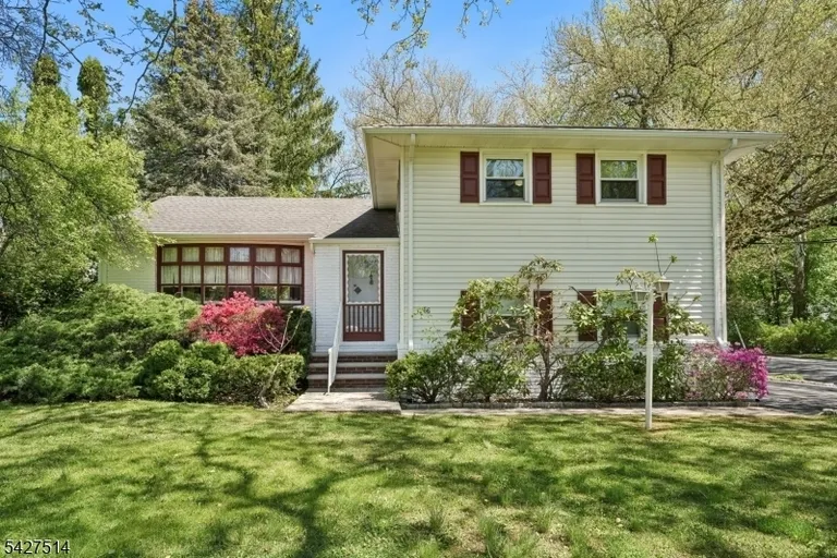 66 Warwick Circle, Springfield, NJ 07081