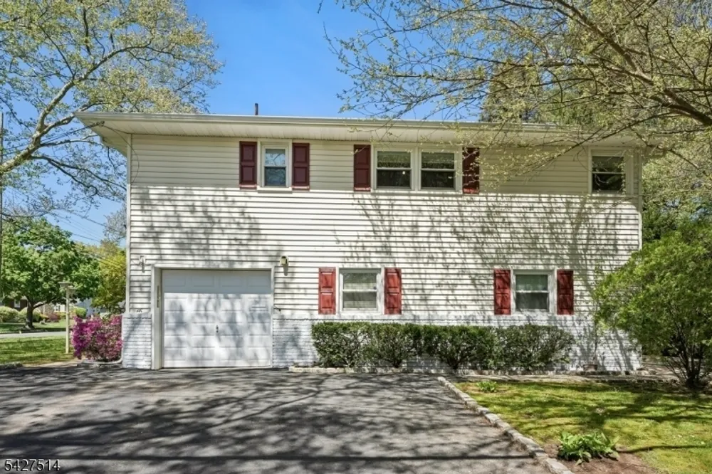 66 Warwick Circle, Springfield, NJ 07081