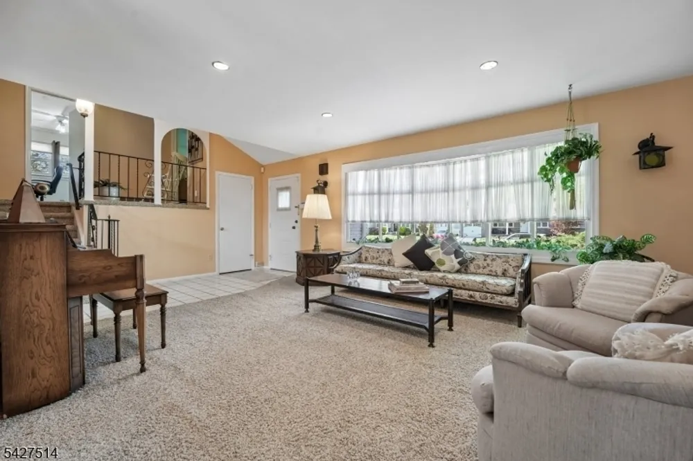66 Warwick Circle, Springfield, NJ 07081