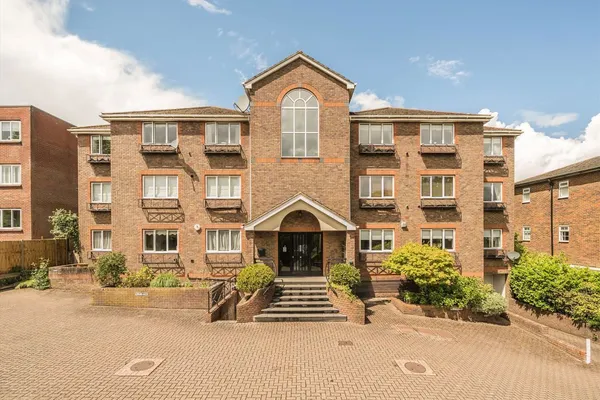 Oatlands Drive, Weybridge, KT13 photo 1