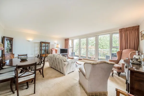 Oatlands Drive, Weybridge, KT13 photo 2