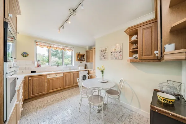 Oatlands Drive, Weybridge, KT13 photo 3