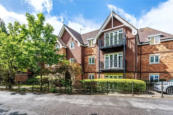 Station Approach, Oxted, RH8 photo 1
