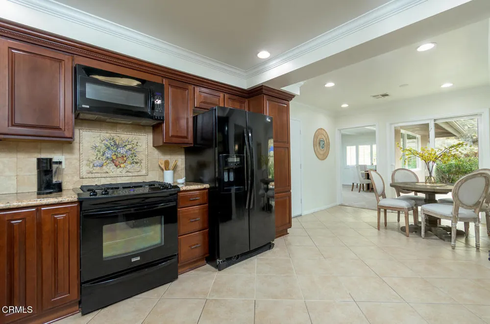 1740 Hillfair Dr, Glendale, CA 91208-2710