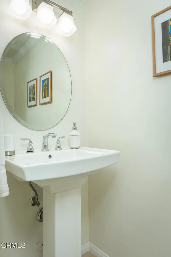 1740 Hillfair Dr, Glendale, CA 91208-2710