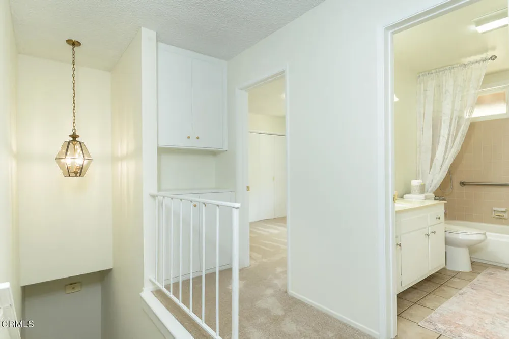 1740 Hillfair Dr, Glendale, CA 91208-2710