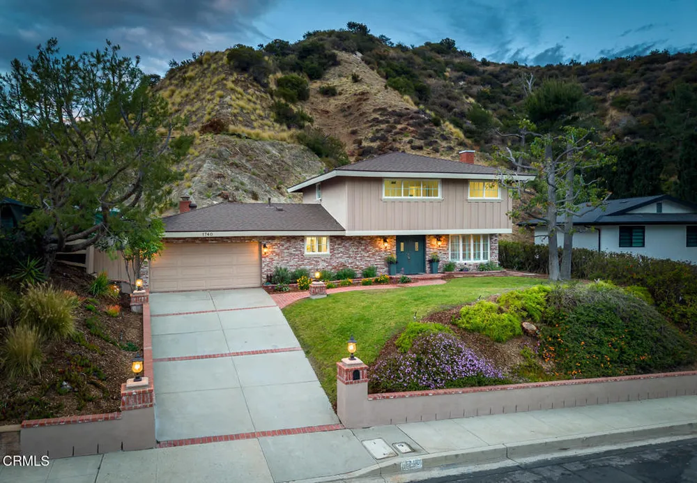 1740 Hillfair Dr, Glendale, CA 91208-2710