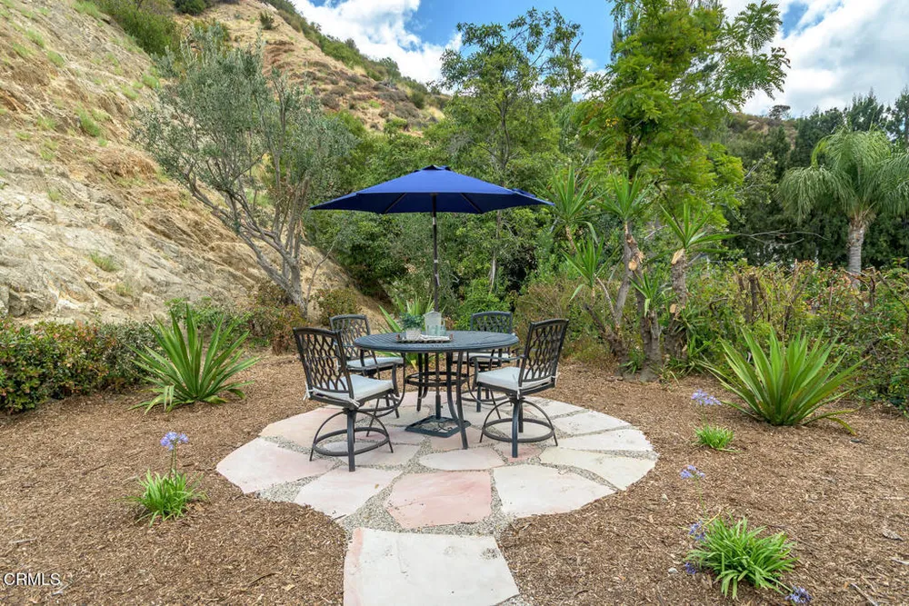 1740 Hillfair Dr, Glendale, CA 91208-2710