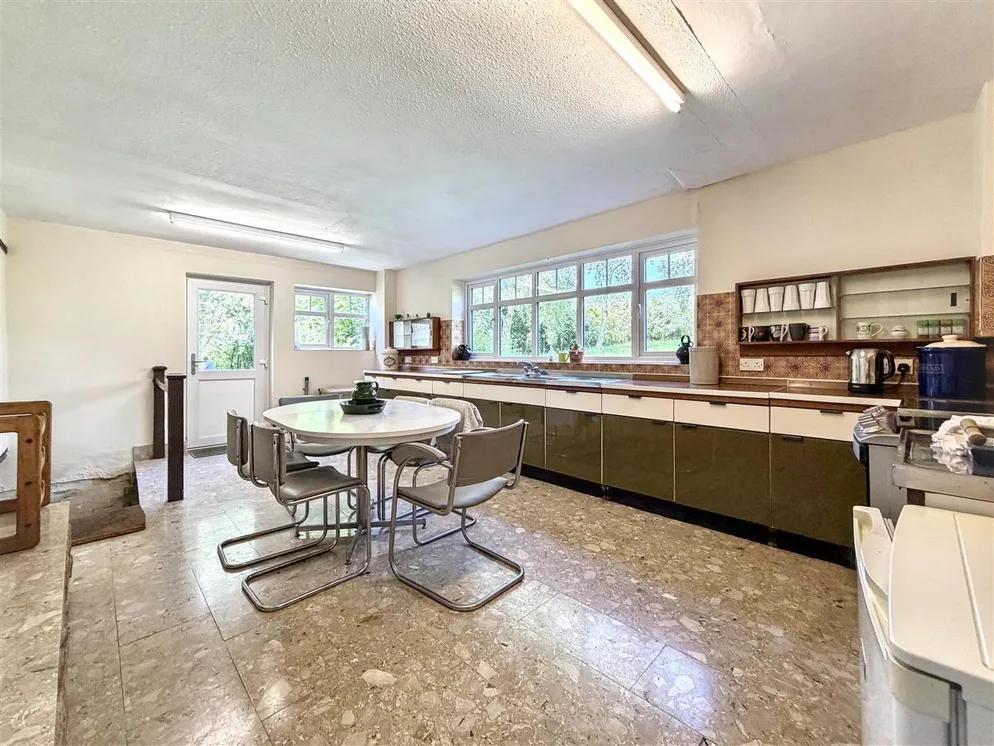 Property carousel item 6