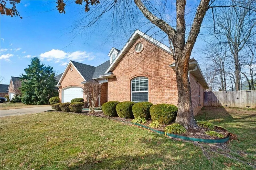 4413 Arlington Dr, Rogers, AR 72758