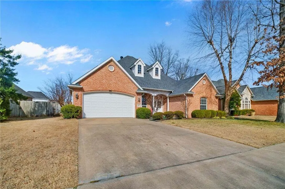 4413 Arlington Dr, Rogers, AR 72758