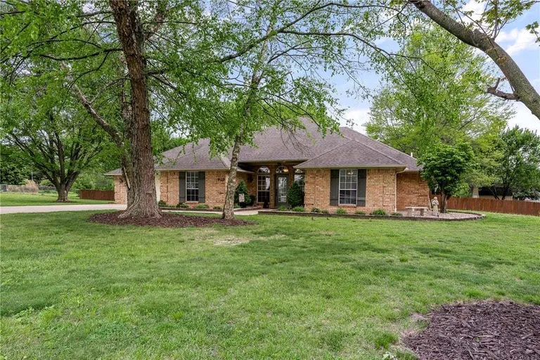 909 E Apple Blossom Ave, Springdale, AR 72764