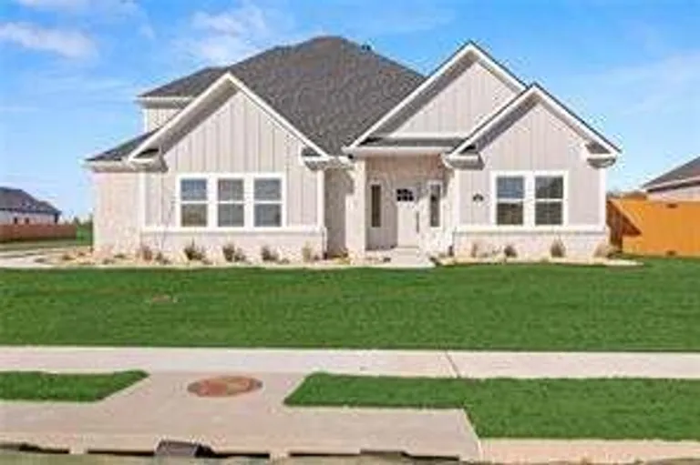 301 Bronco St, Centerton, AR 72719-4016