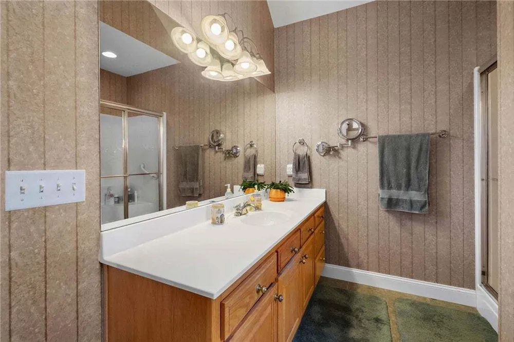 4413 Arlington Dr, Rogers, AR 72758