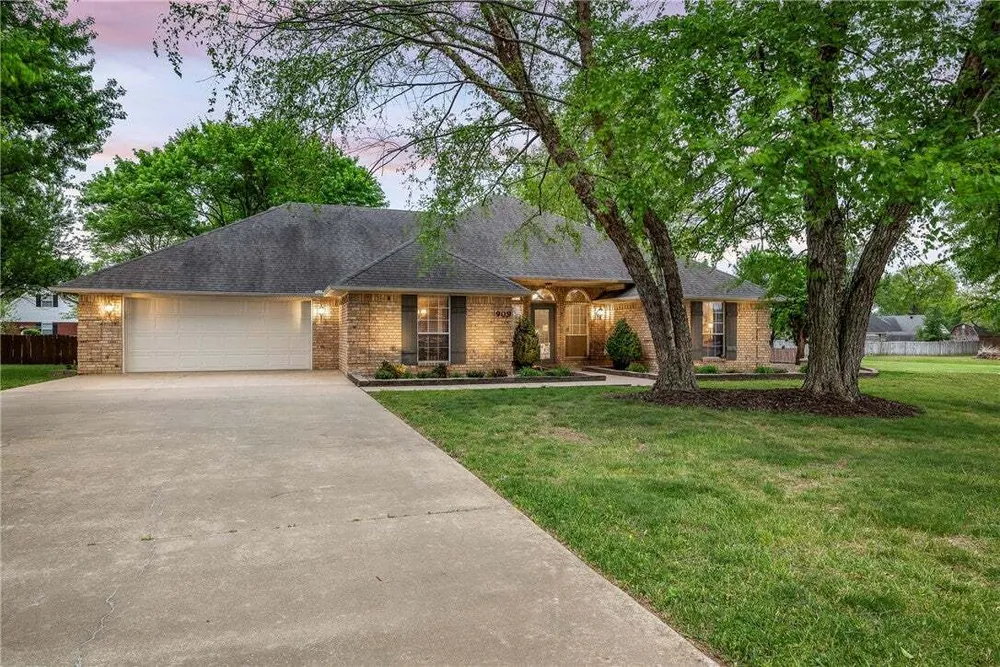 909 E Apple Blossom Ave, Springdale, AR 72764