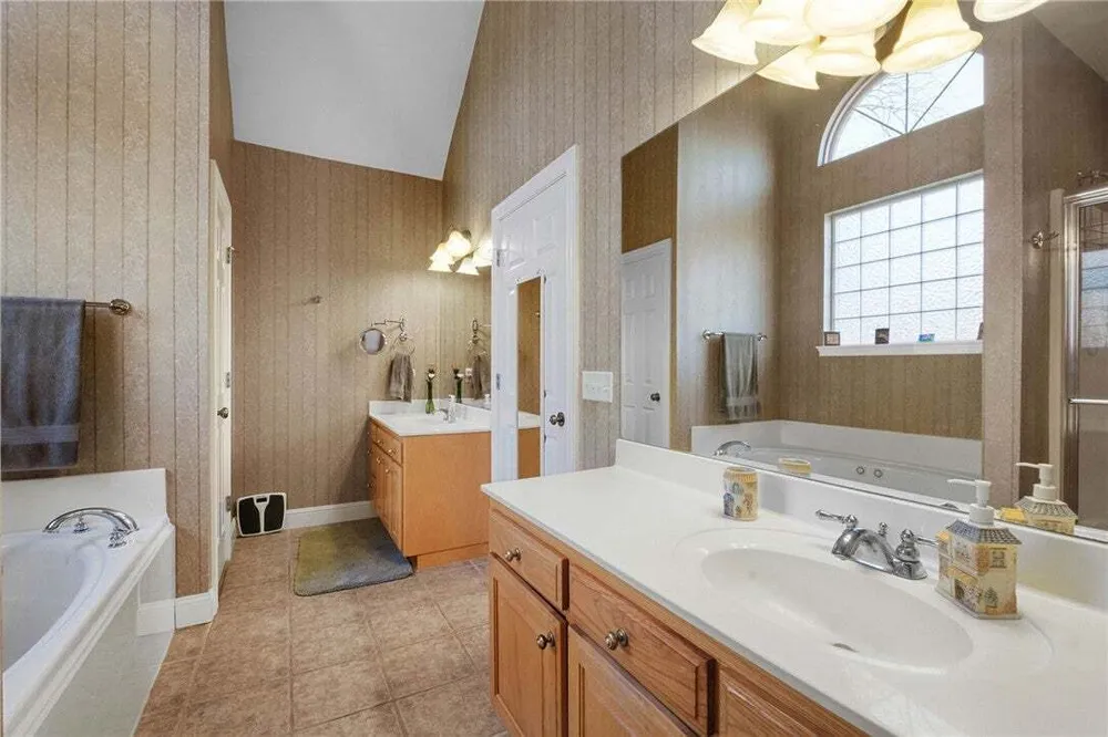 4413 Arlington Dr, Rogers, AR 72758