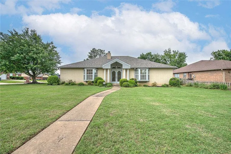 210 Lyndal Ln, Bentonville, AR 72712