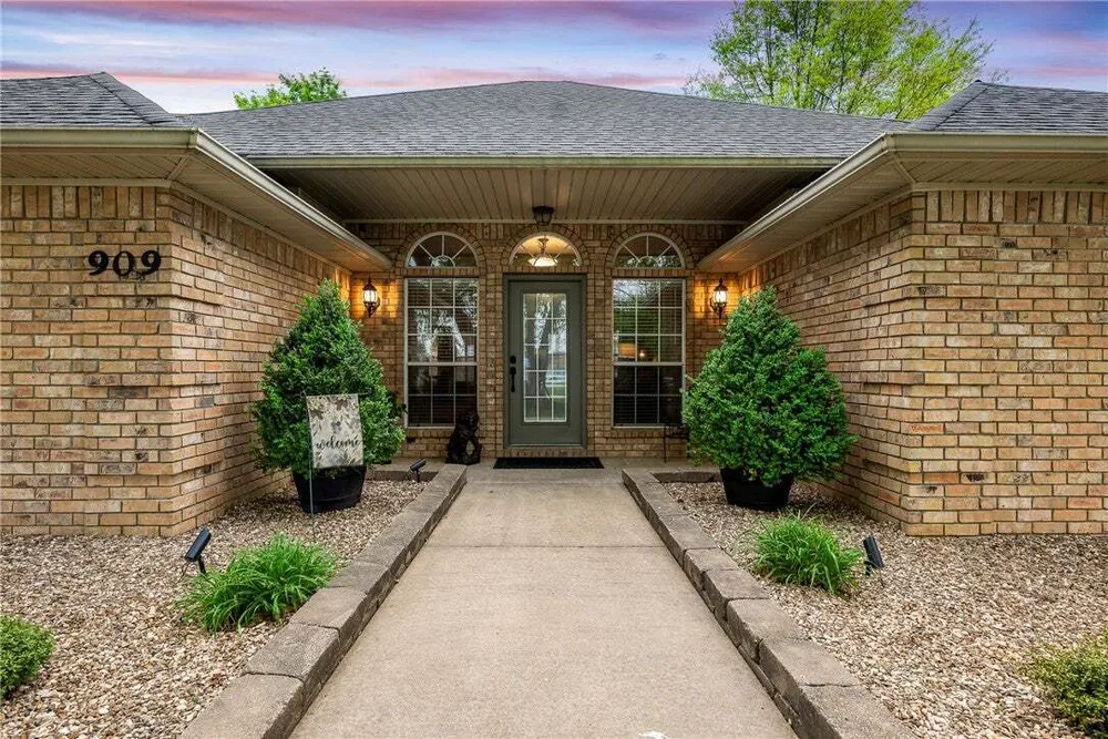 909 E Apple Blossom Ave, Springdale, AR 72764