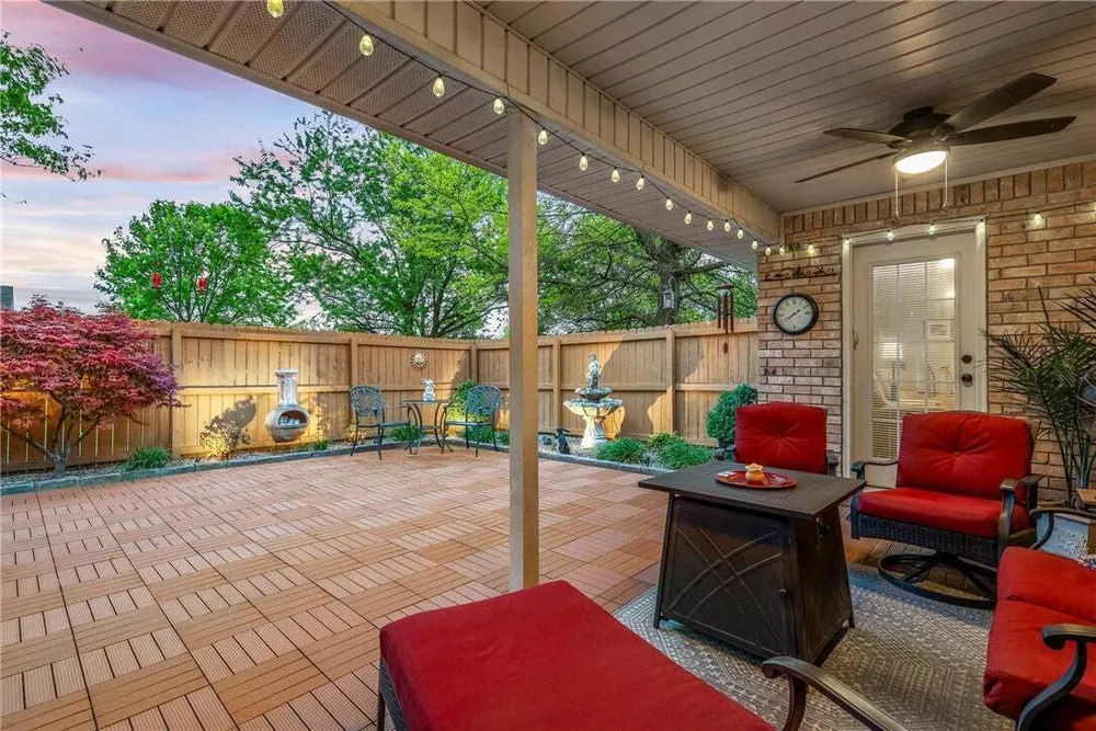 909 E Apple Blossom Ave, Springdale, AR 72764