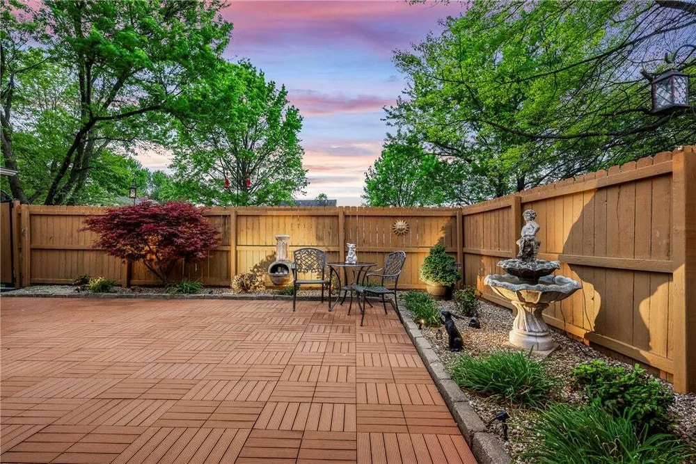 909 E Apple Blossom Ave, Springdale, AR 72764