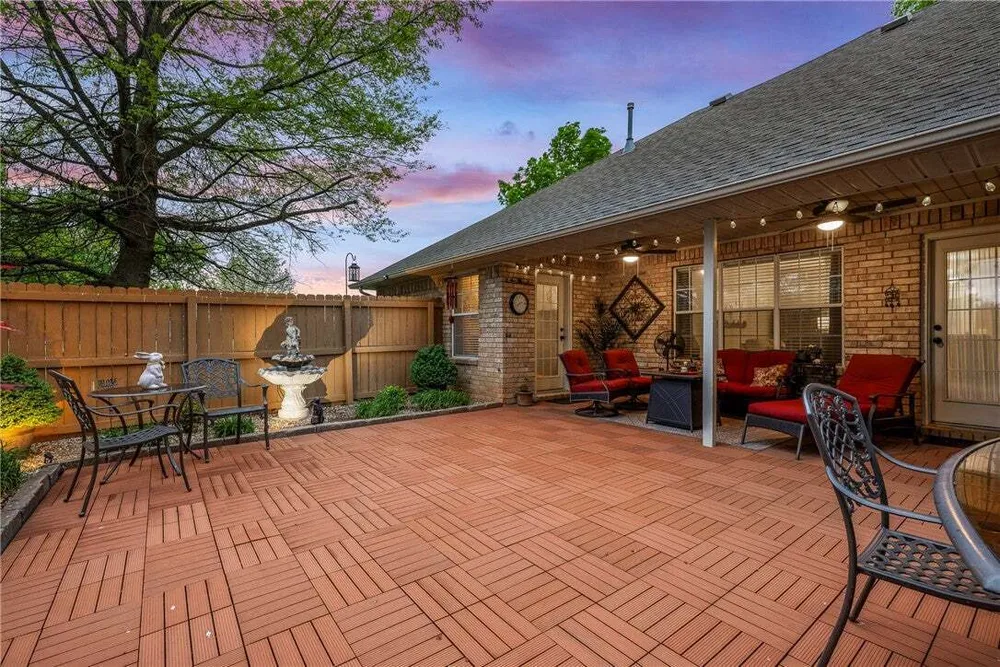909 E Apple Blossom Ave, Springdale, AR 72764