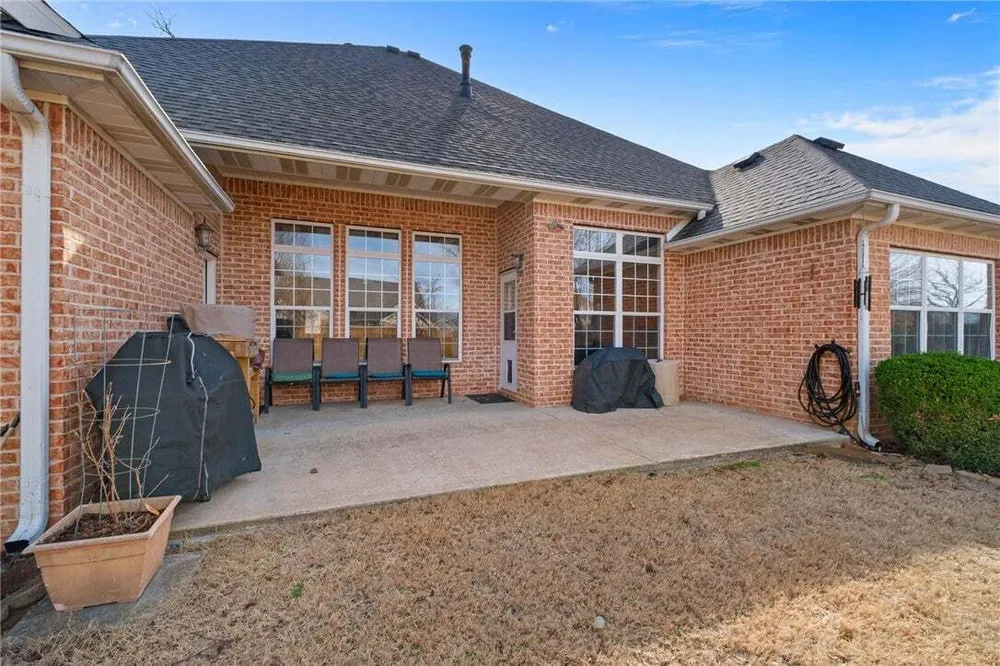 4413 Arlington Dr, Rogers, AR 72758