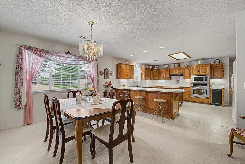 210 Lyndal Ln, Bentonville, AR 72712