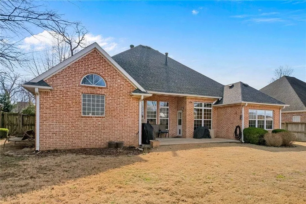 4413 Arlington Dr, Rogers, AR 72758