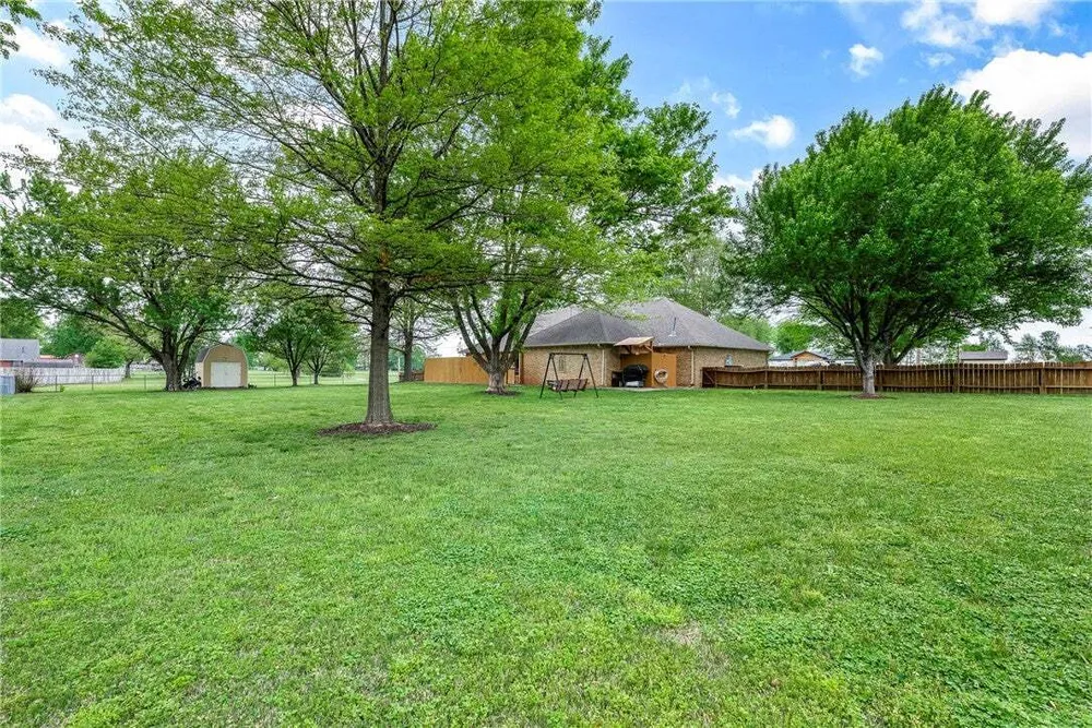 909 E Apple Blossom Ave, Springdale, AR 72764