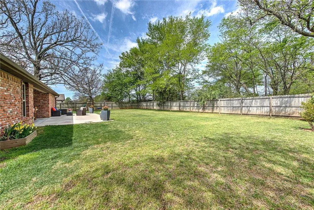 1806 Sandpiper Ave, Lowell, AR 72745