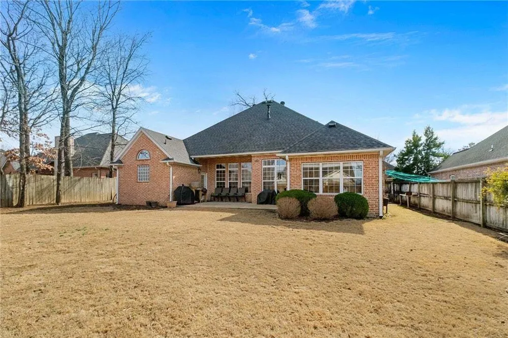 4413 Arlington Dr, Rogers, AR 72758