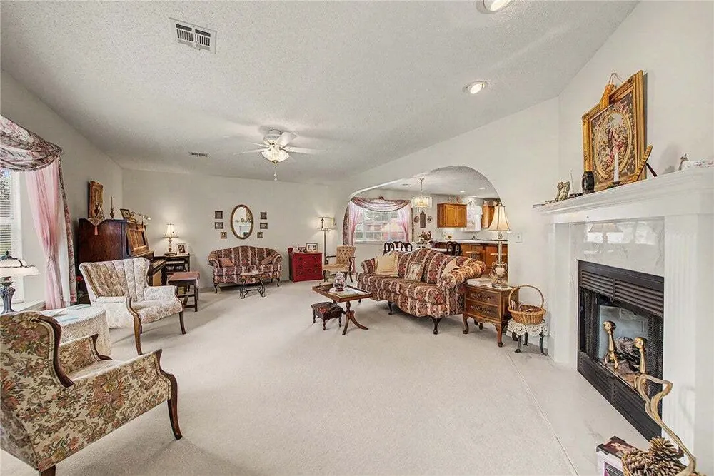 210 Lyndal Ln, Bentonville, AR 72712