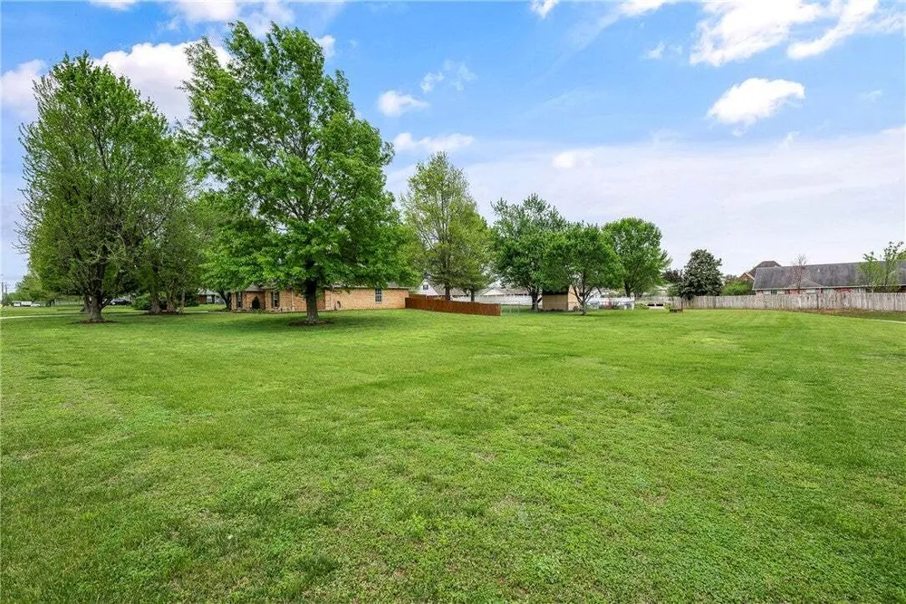 909 E Apple Blossom Ave, Springdale, AR 72764