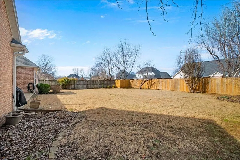 4413 Arlington Dr, Rogers, AR 72758