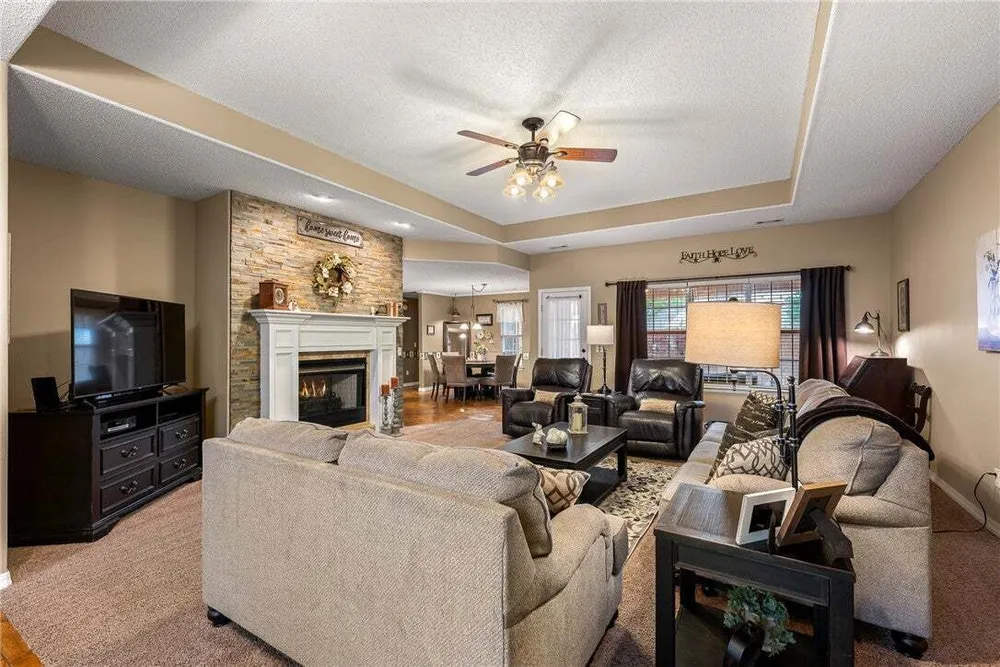 909 E Apple Blossom Ave, Springdale, AR 72764