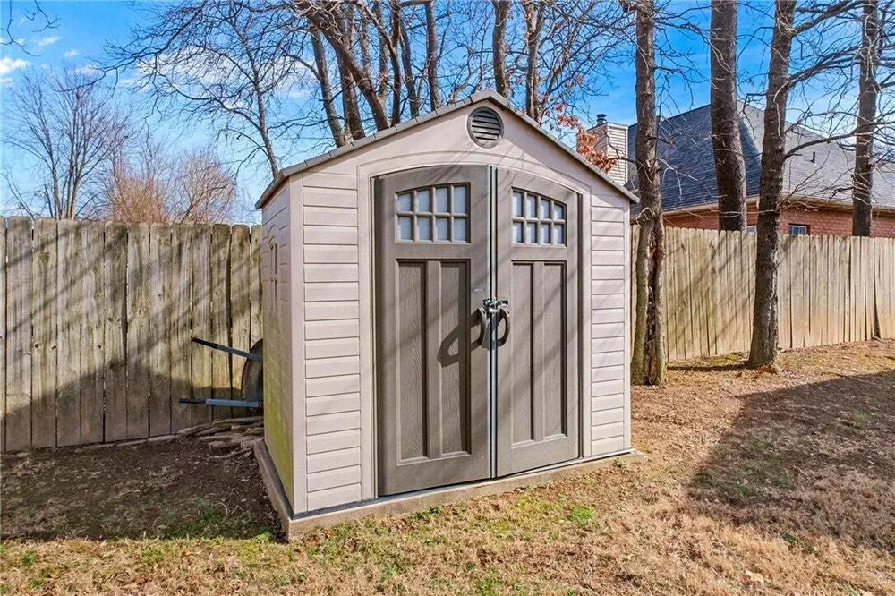 4413 Arlington Dr, Rogers, AR 72758