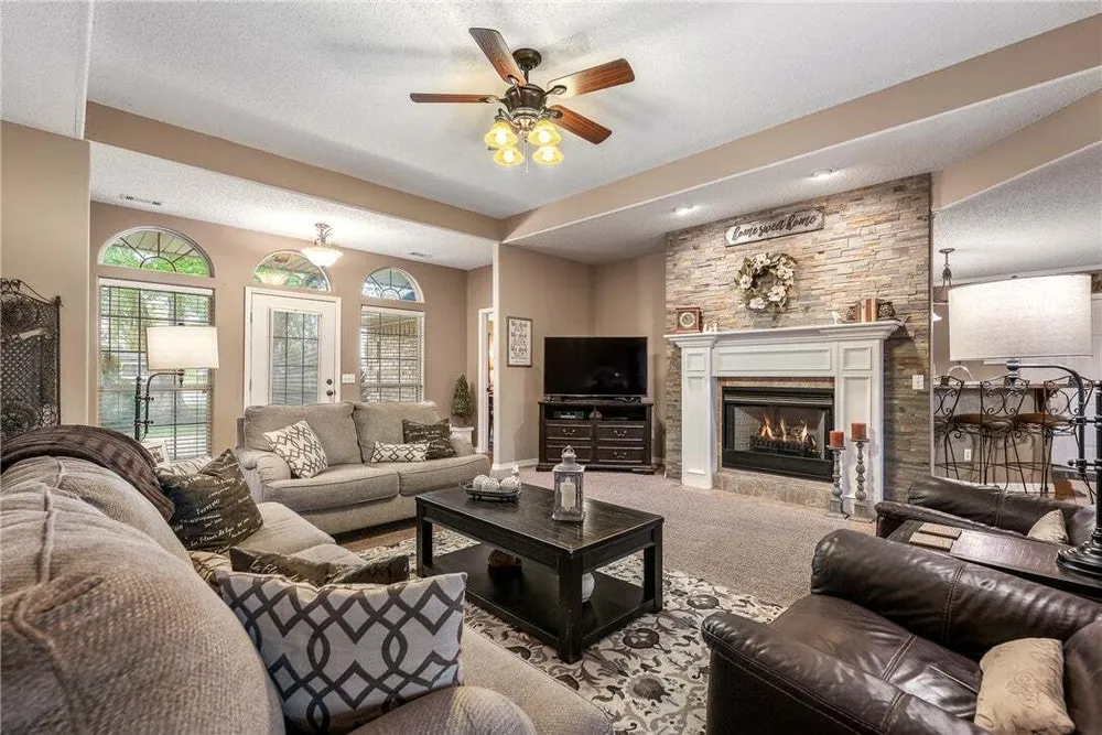 909 E Apple Blossom Ave, Springdale, AR 72764