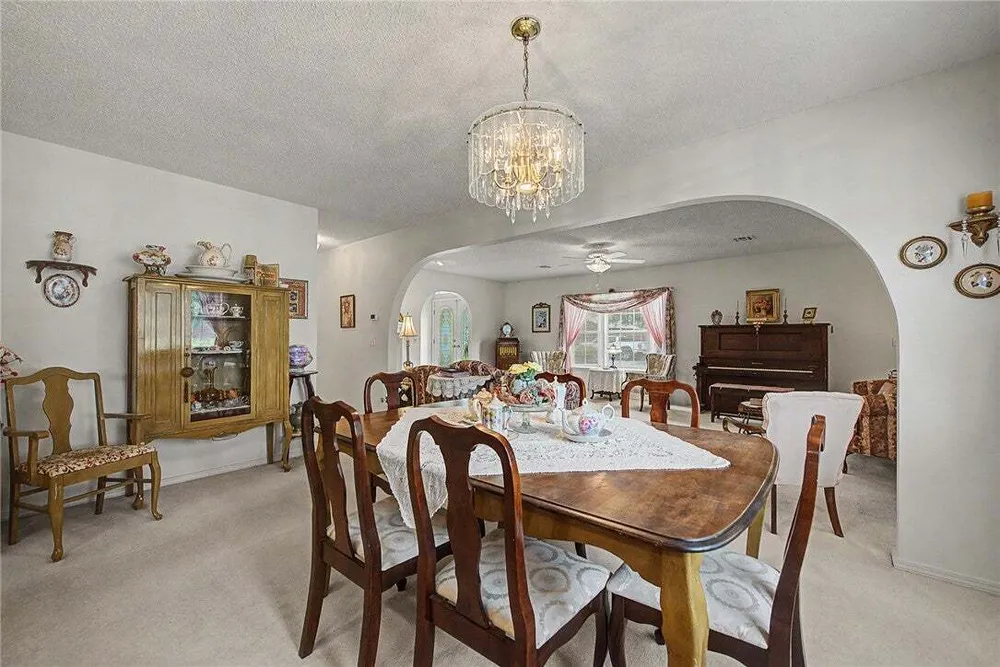 210 Lyndal Ln, Bentonville, AR 72712