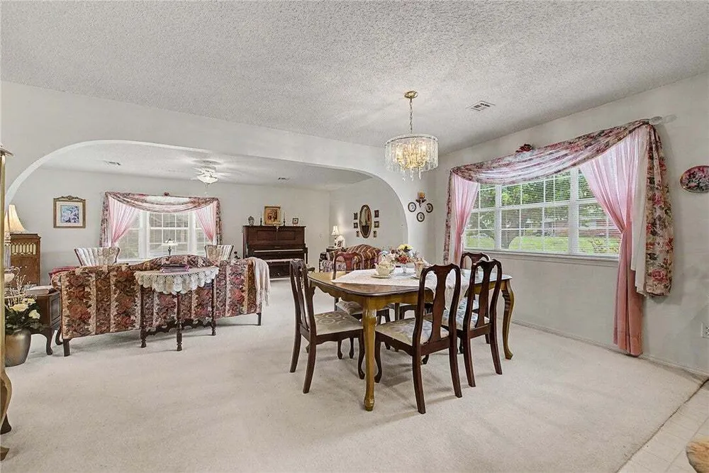 210 Lyndal Ln, Bentonville, AR 72712