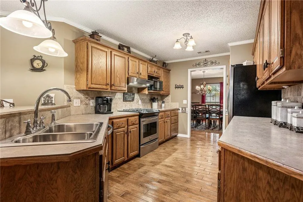 909 E Apple Blossom Ave, Springdale, AR 72764