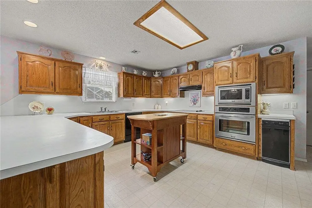 210 Lyndal Ln, Bentonville, AR 72712