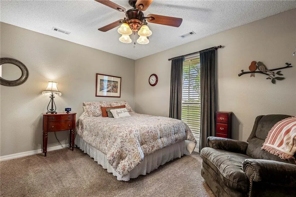 909 E Apple Blossom Ave, Springdale, AR 72764
