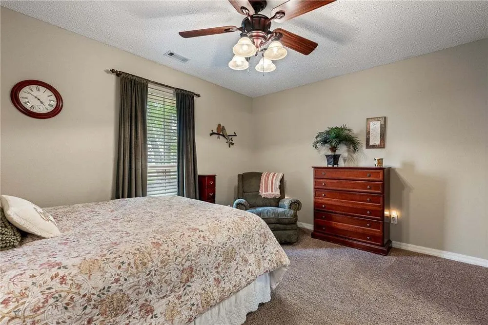 909 E Apple Blossom Ave, Springdale, AR 72764