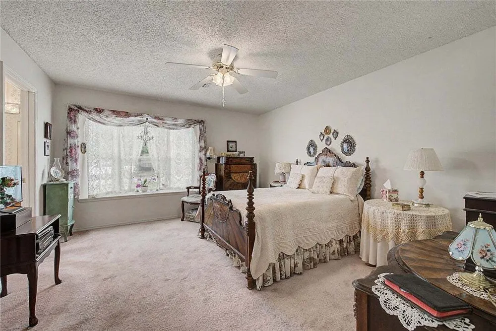 210 Lyndal Ln, Bentonville, AR 72712
