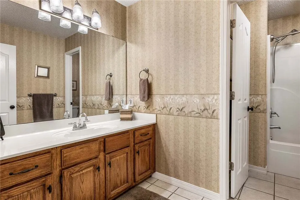 909 E Apple Blossom Ave, Springdale, AR 72764