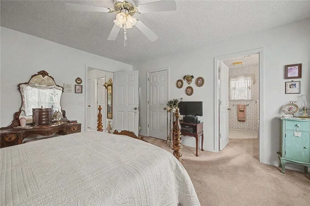 210 Lyndal Ln, Bentonville, AR 72712