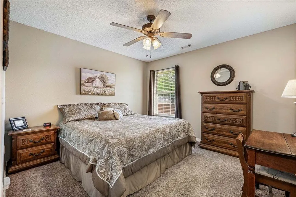 909 E Apple Blossom Ave, Springdale, AR 72764