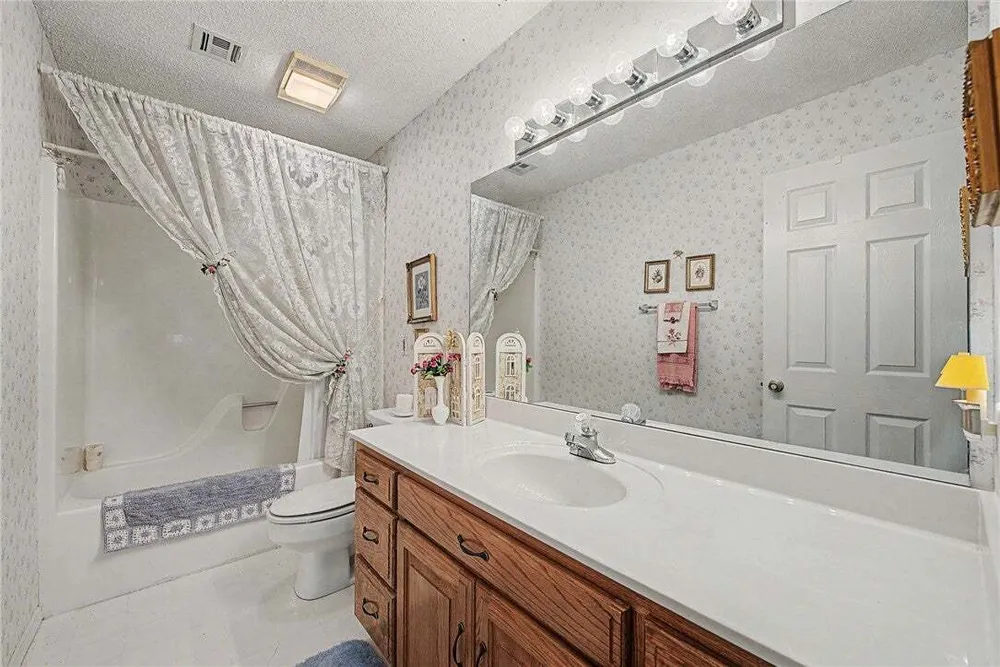 210 Lyndal Ln, Bentonville, AR 72712